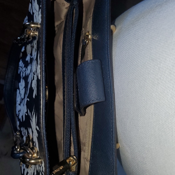 Bundled sale Michael kors purse and wallet - Picture 8 of 15